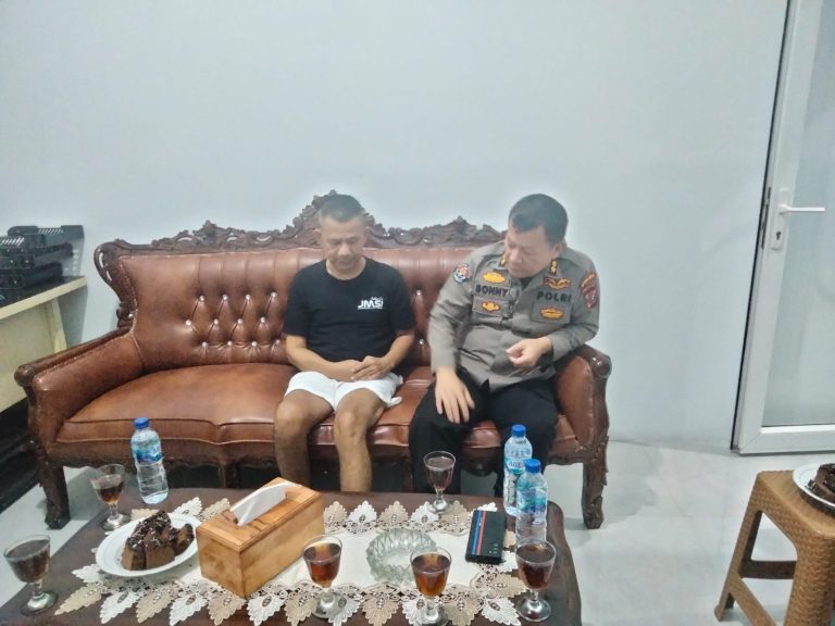 Jenguk Ketua Pewarta Polrestabes Medan, AKBP Sonny Siregar : Tetap Semangat dan Percaya Diri