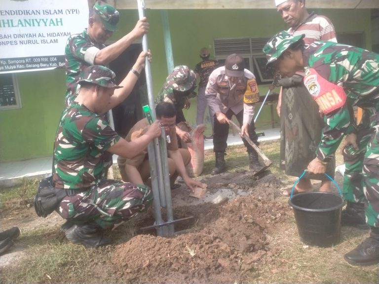 Polsek Serang Baru Bersama Koramil 13 Melaksanakan kegiatan Kerja Bakti .