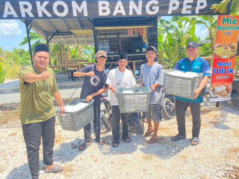 Jum’at berkah rombongan pemuda ragom mufakat 2 bagi-bagi nasi kotak