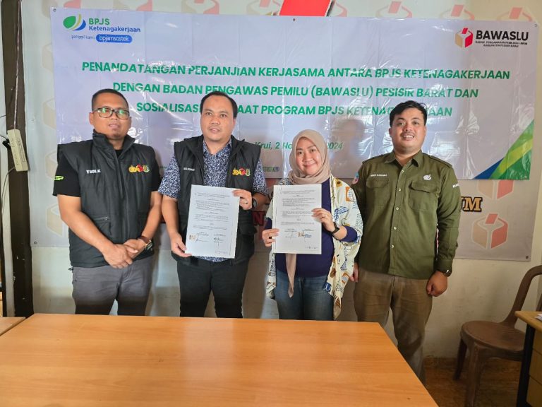 Bawaslu Kabupaten Pesisir Barat dan BPJS Ketenagakerjaan tandatangani MOU terkait jaminan sosial ketenagakerjaan, Sabtu, 02 November 2024
