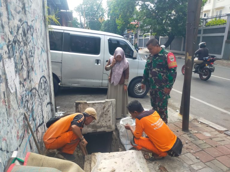 Babinsa Koramil 04/CK Jelang Musim Hujan Bersama Warga dan PPSU Bersihkan Selokan 