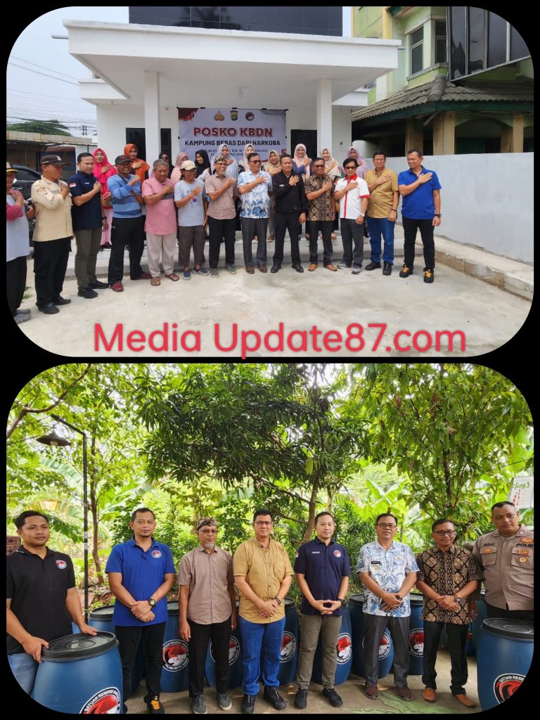 Satnarkoba Polres Metro Bekasi Deklarasi Komitmen Bersama Kampung Bersih Narkoba Dan Pemberian Tong Sampah Organik Pada Warga .