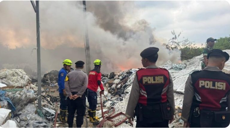 Tak Tunggu Lama, Polisi Datangi Lokasi Kebakaran