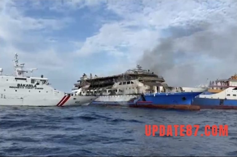 Bakamla RI Evakuasi Korban Kebakaran KMP Barcelona 5 di Perairan Talise   