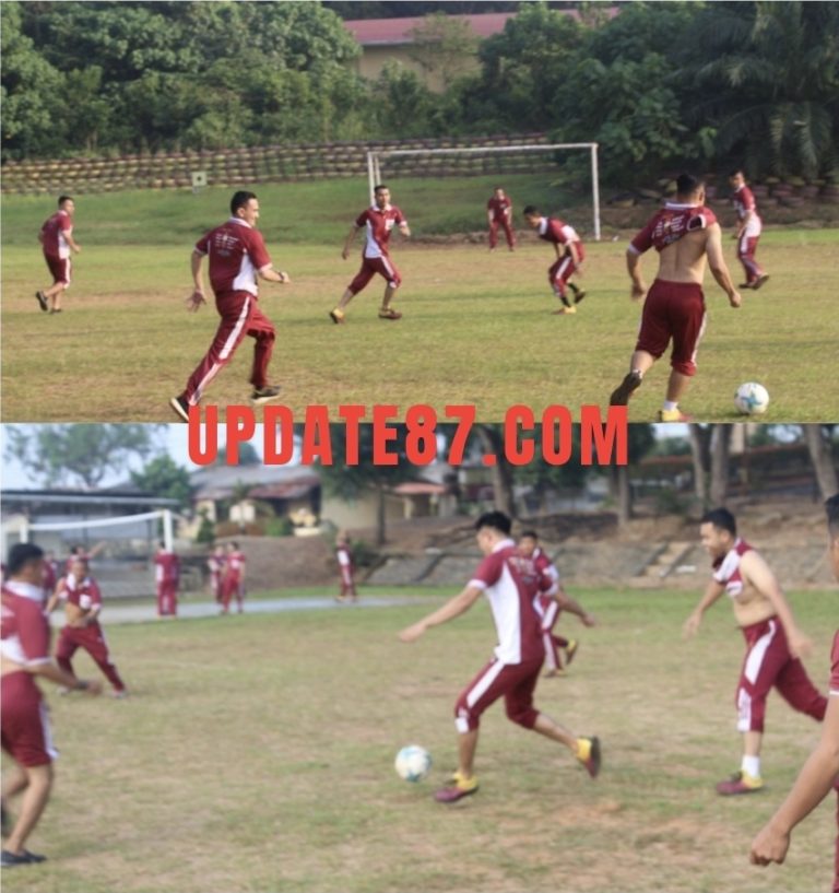 Personel Brimob Gelar Olahraga Sepak Bola untuk Jaga Kebugaran dan Soliditas