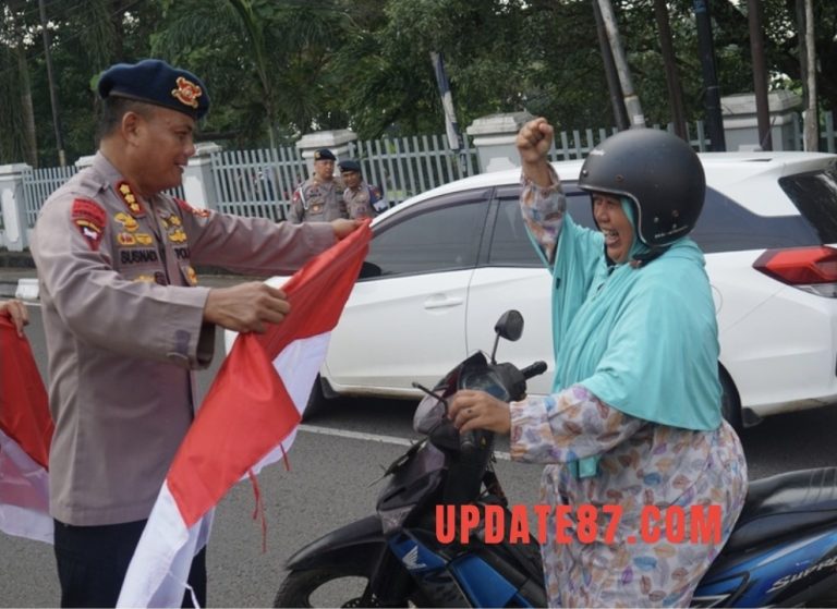 SATBRIMOB POLDA SUMSEL BAGIKAN BENDERA MERAH PUTIH DALAM RANGKA PERINGATAN HUT KE-80 REPUBLIK INDONESIA