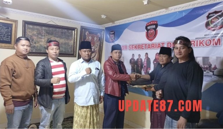 Panglima dan Wakil Panglima Satu Beserta wakil Panglima Dua, Berikan Satu Unit Laptop Untuk Ketua DPD Madas Nusantara Jakarta Timur