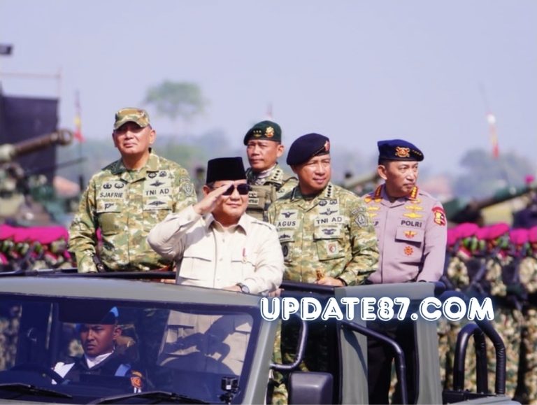 Panglima TNI Dampingi Presiden RI Prabowo Subianto Pada Upacara Gelar Pasukan Operasional dan Kehormatan Militer