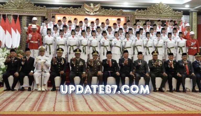 DANSAT BRIMOB POLDA SUMSEL MEWAKILI KAPOLDA SUMSEL HADIRI PENGUKUHAN PASKIBRAKA PROVINSI SUMSEL TAHUN 2025