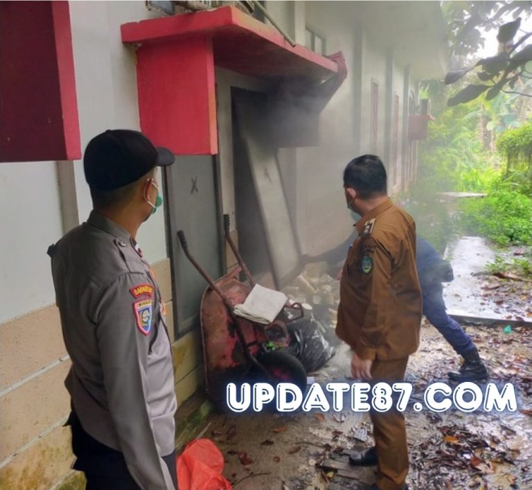 Salah Satu Ruangan Di Rumah Sakit Umum Daerah Landak Terbakar