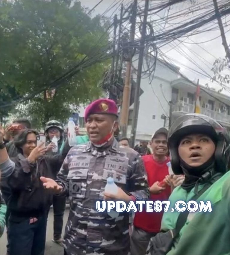 PRAJURIT MARINIR TEBAR KESEJUKAN SAAT DEMO, BORONG DAN BAGIKAN MINUMAN UNTUK OJOL
