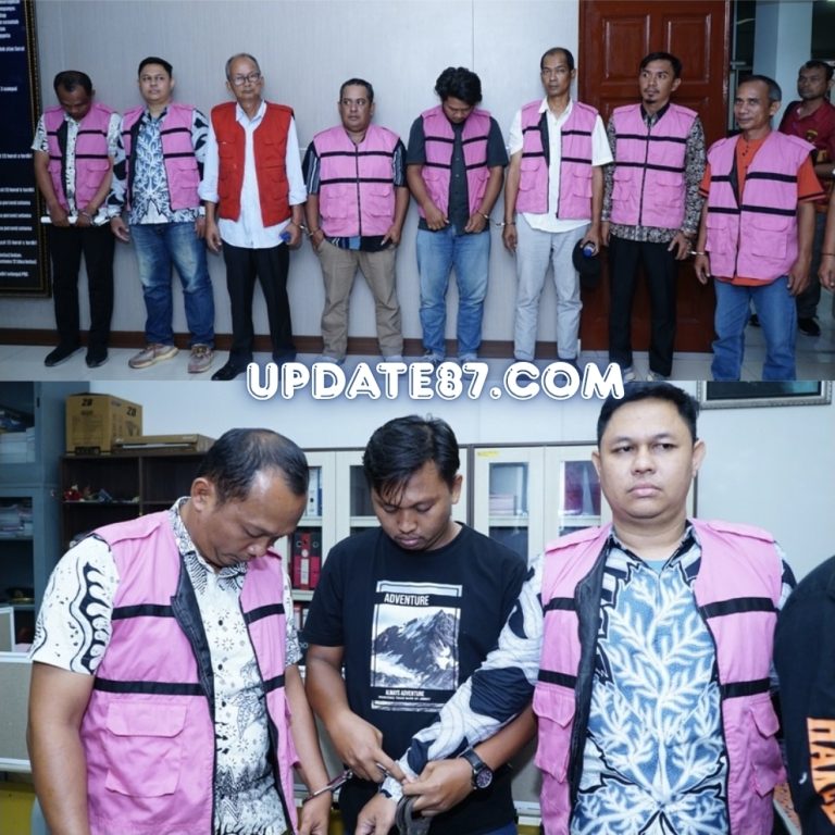 Penyidik Kejatisu Tahan 8 Tersangka Dugaan Tindak Pidana Korupsi Pembangunan dan Perbaikan Jalan di Kabupaten Batubara, Nilai Total Proyek Pekerjaan Capai Rp.43 Miliar Lebih