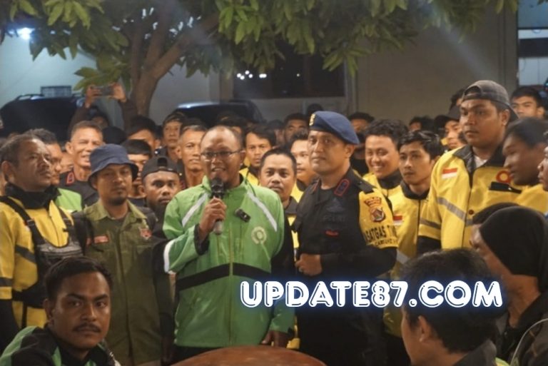 Kapolda Papua melalui Dansat Brimob Polda Papua KBP. John H.S. Sitanggang, S.I.K., M. Han. memberikan bingkisan kasih kepada para Driver ojol