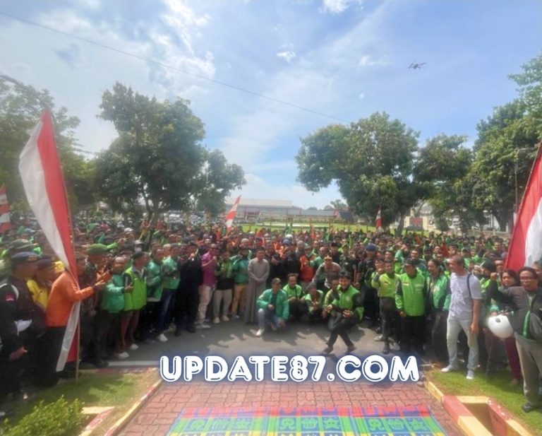 Brimob Polda Sumut & Ojol Sumut Bersatu dalam Doa, 1.000 Karung Beras Dibagikan