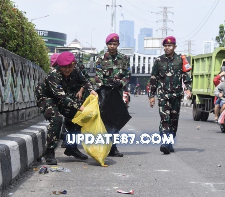 Prajurit Korps Marinir Bersama Masyarakat dan Pemkot Jakarta Pusat Laksanakan Pembersihan Area Publik