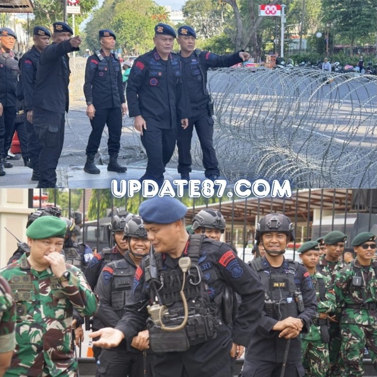 Dansat Brimob Polda Sumsel Tinjau Pengamanan Aksi Unjuk Rasa BEM Universitas PGRI Palembang