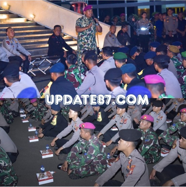 PANGKORMAR DAMPINGI KAPOLRI TINJAU PASUKAN PENGAMANAN DI GEDUNG DPR / MPR RI