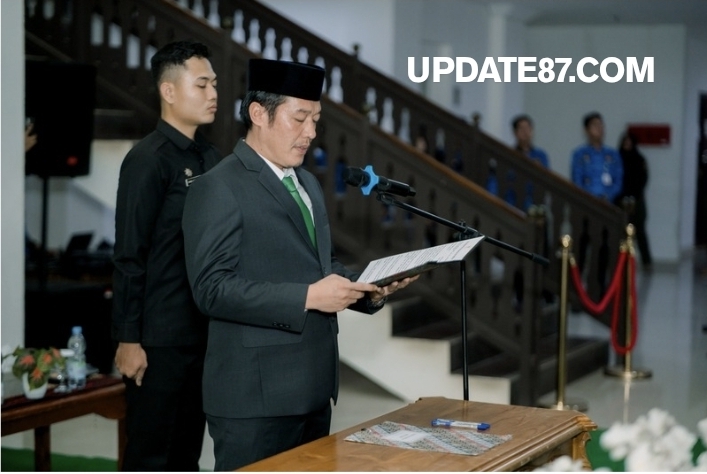 BUPATI PESISIR BARAT LANTIK PEJABAT PIMPINAN TINGGI PRATAMA DI LINGKUNGAN PEMERINTAH KABUPATEN PESISIR BARAT