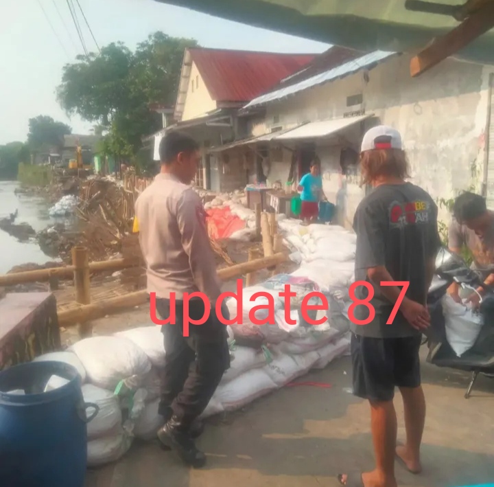 Jalan Jembawan Ambles Sedalam 1,5 Meter, Polsek Semarang Barat Kawal Penanganan Lokasi