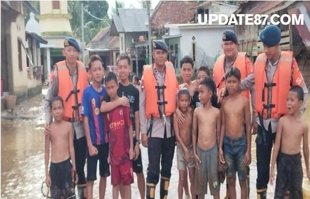 Personel SAR Batalyon B Pelopor Satbrimob Polda Sumsel melaksanakan kegiatan bantuan kemanusiaan bagi korban bencana banjir di Kecamatan Karang Jaya Kabupaten Musi Rawas Utara.